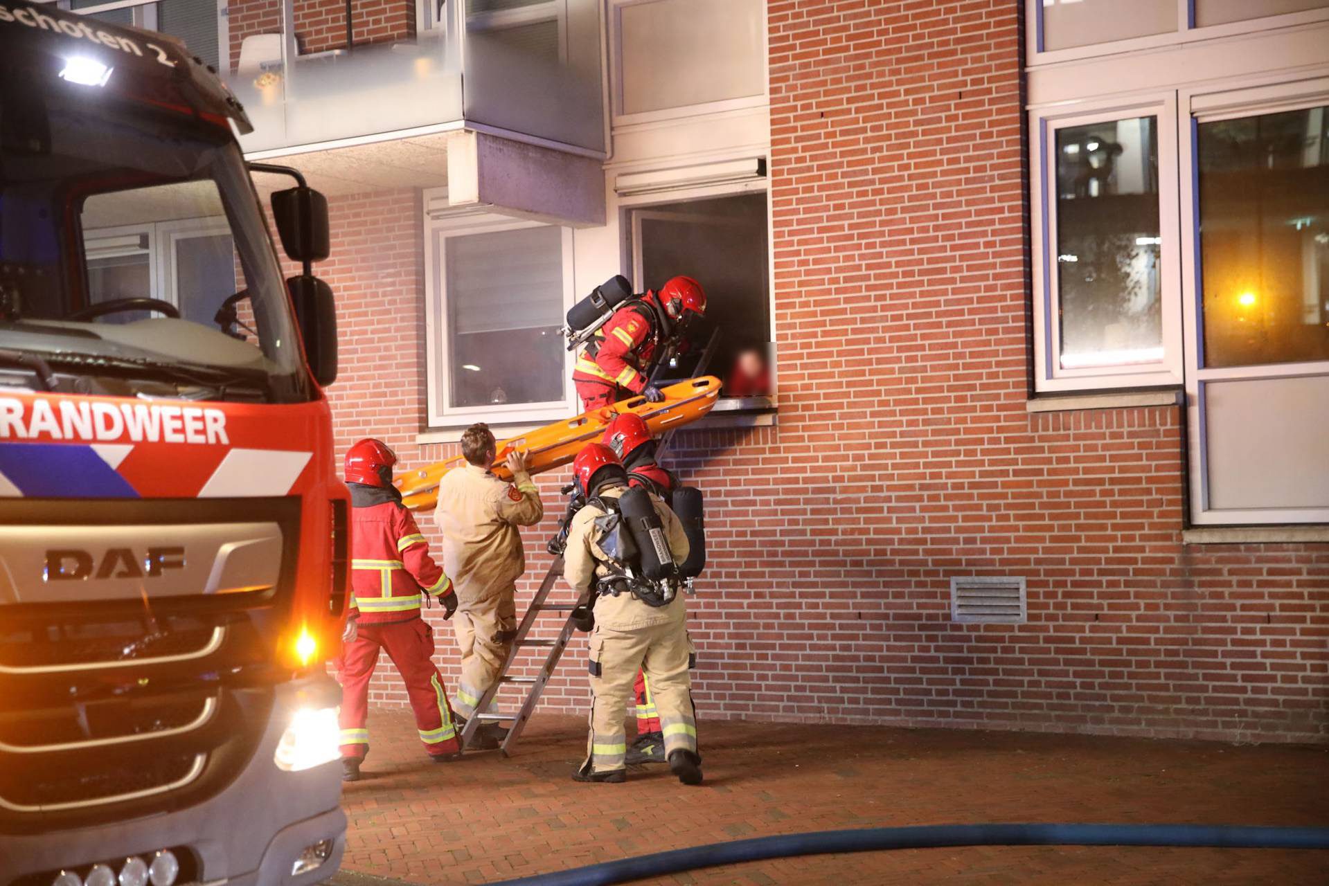 Slachtoffer nog binnen bij uitslaande woningbrand