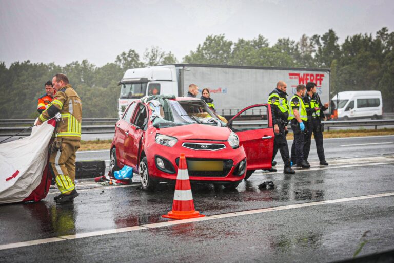 Auto over de kop na botsing met busje, bestuurster bevrijd uit wrak