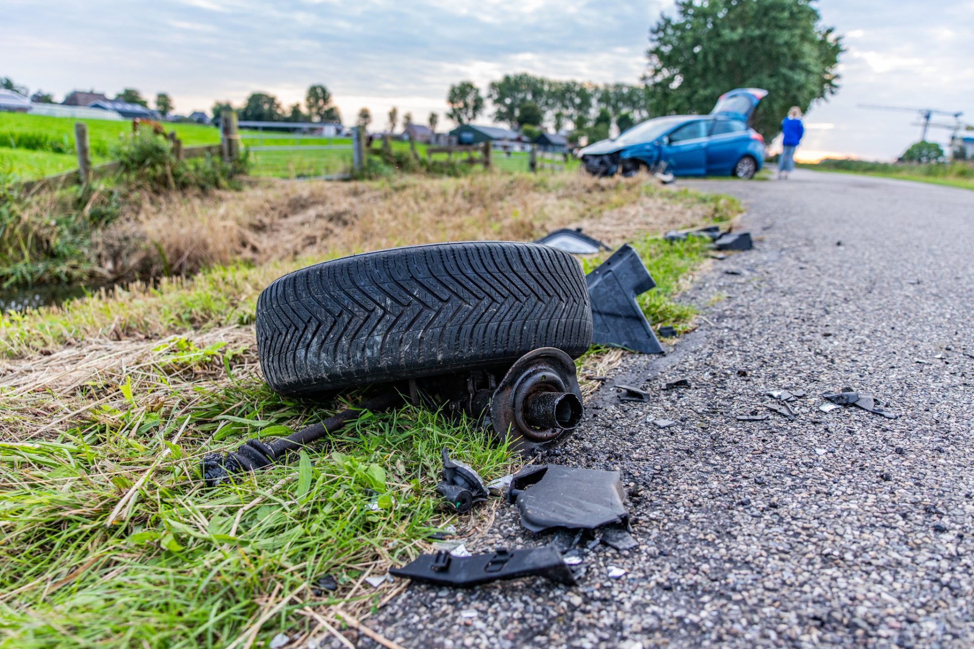 Wiel breekt af bij botsing tussen auto en bedrijfsbusje