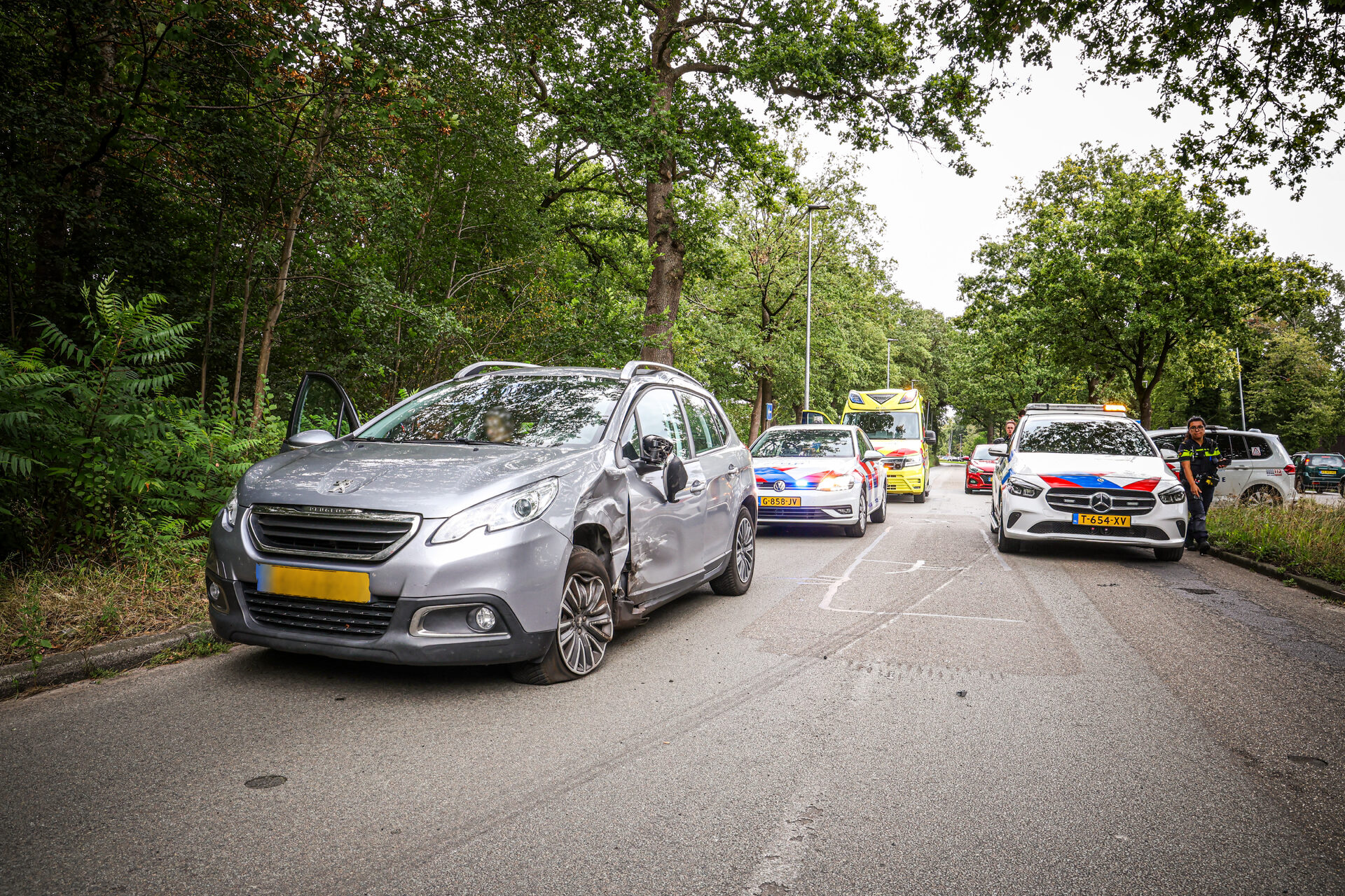 Twee auto’s botsen op kruispunt, weg volledig afgesloten