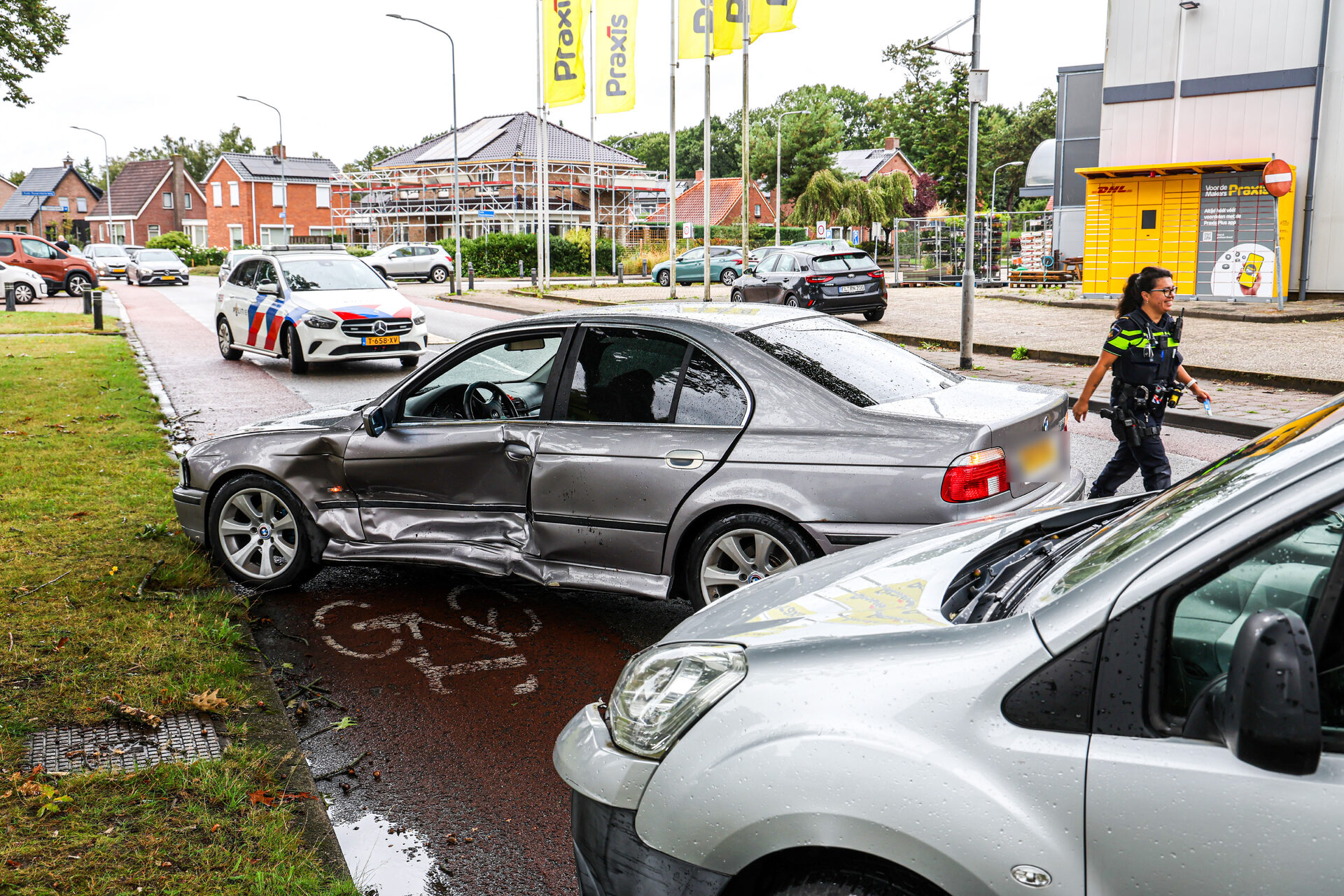 Twee auto’s botsen bij uitrit van tankstation