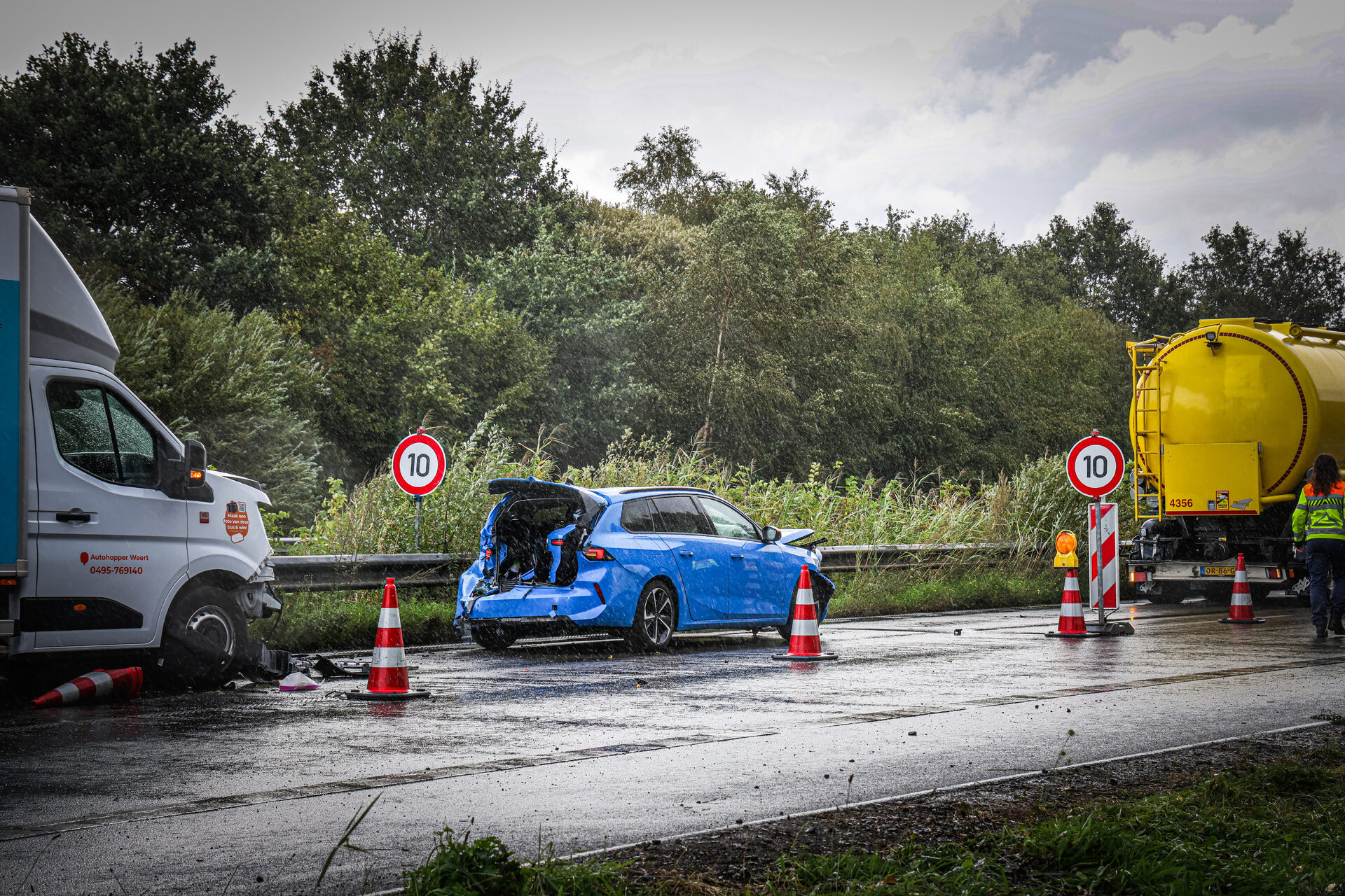 Drie voertuigen botsen op snelweg bij Duitse grens, enorme file