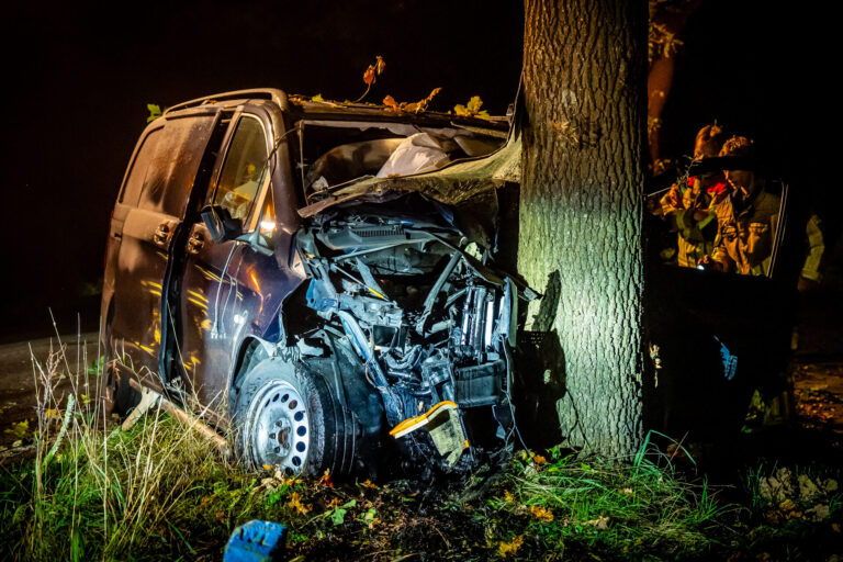 Bestuurder zwaargewond na botsing tegen boom