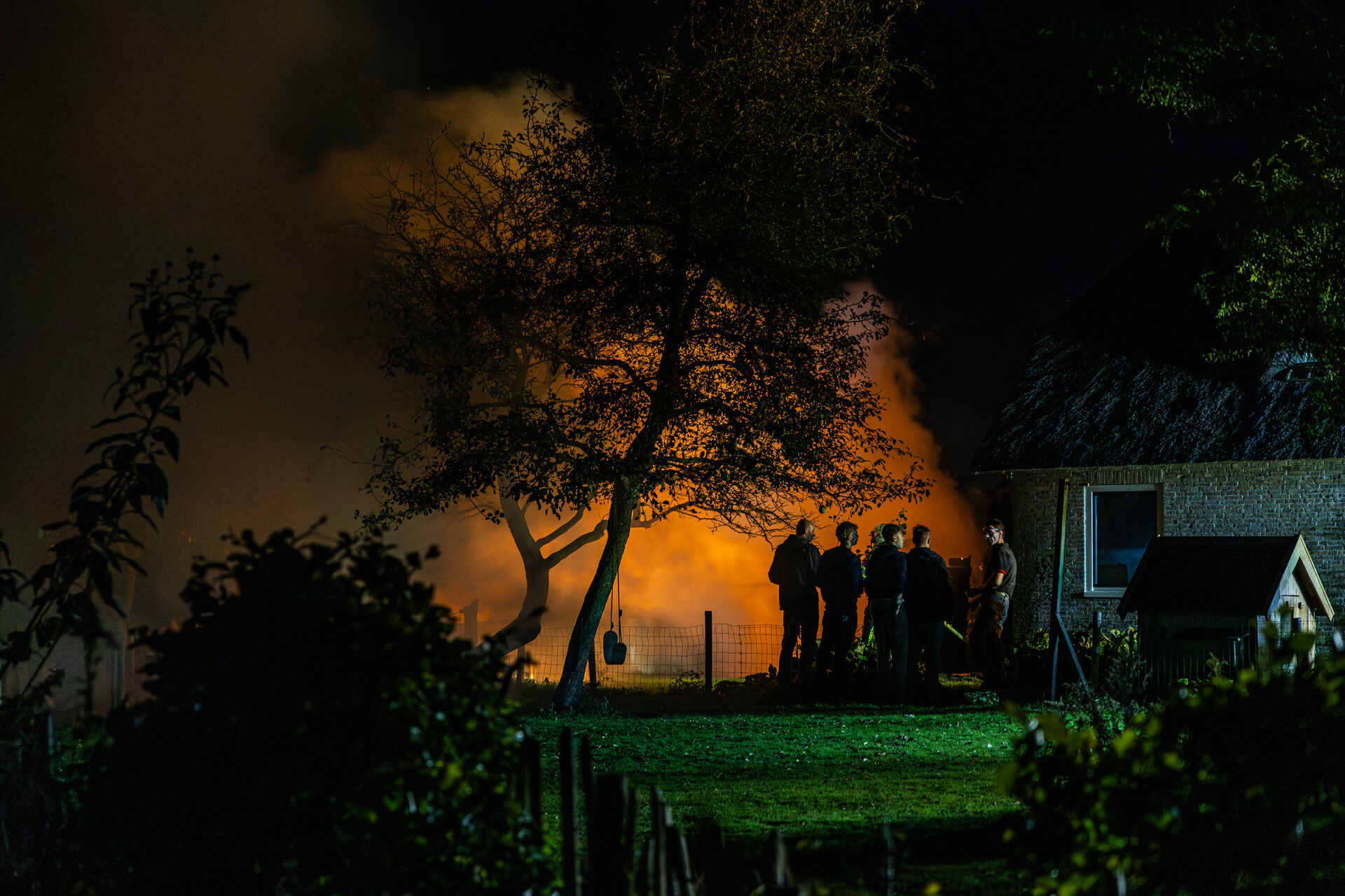 Jongeren voorkomen mogelijk grote brand bij rietgedekte woonboerderij