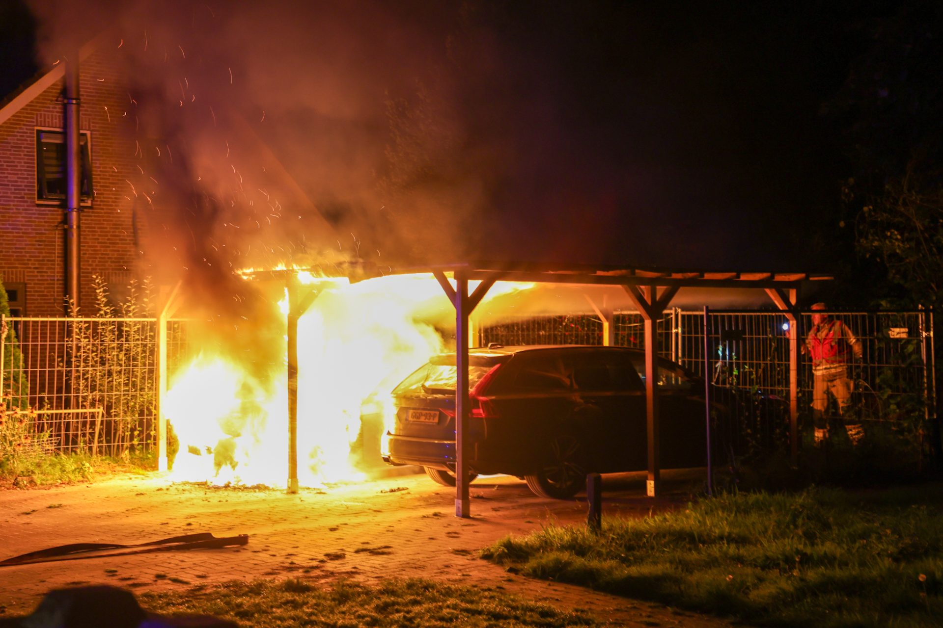Auto in lichterlaaie onder carport, politie onderzoekt oorzaak