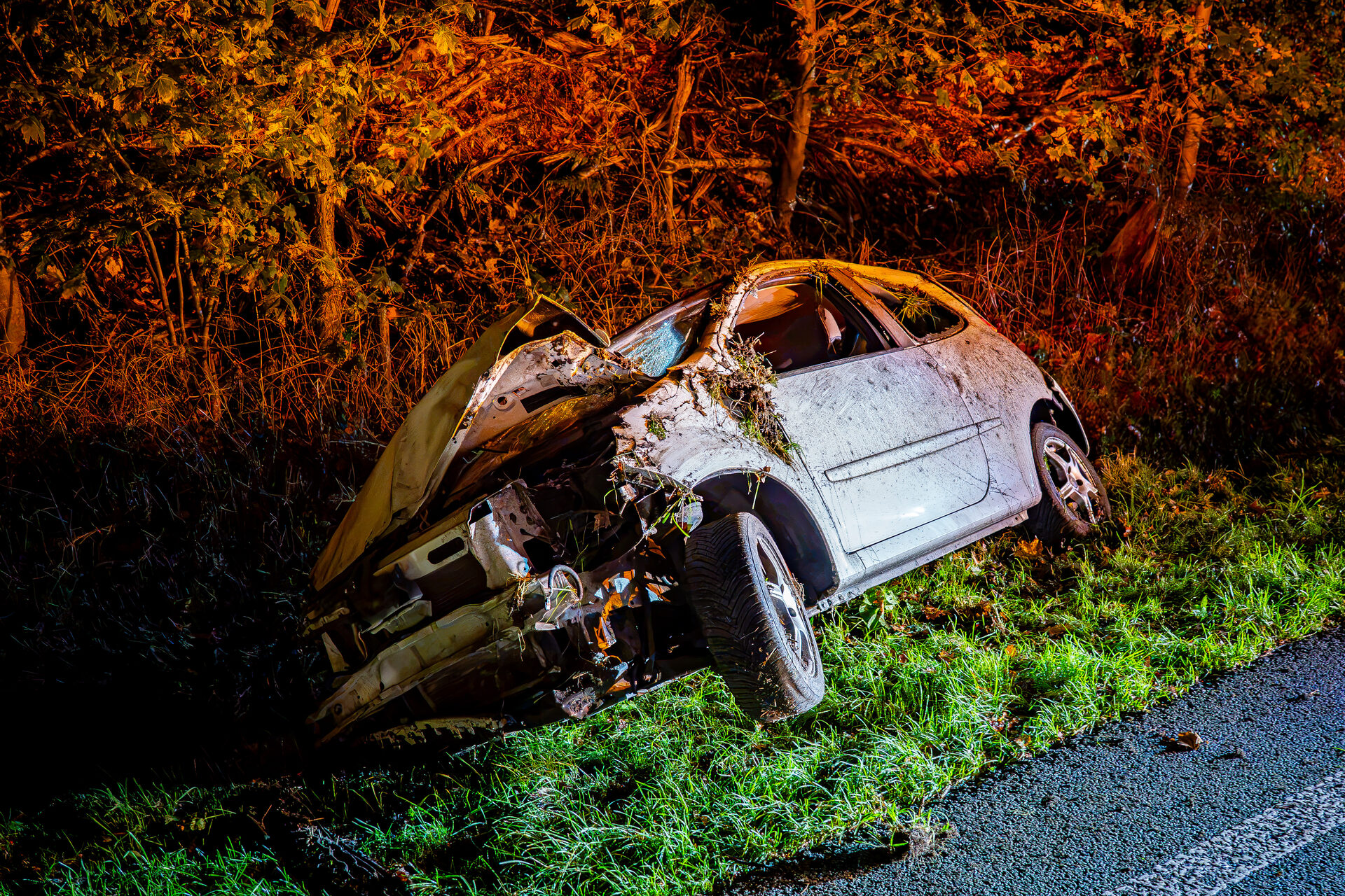 Auto belandt in greppel, bestuurder gewond