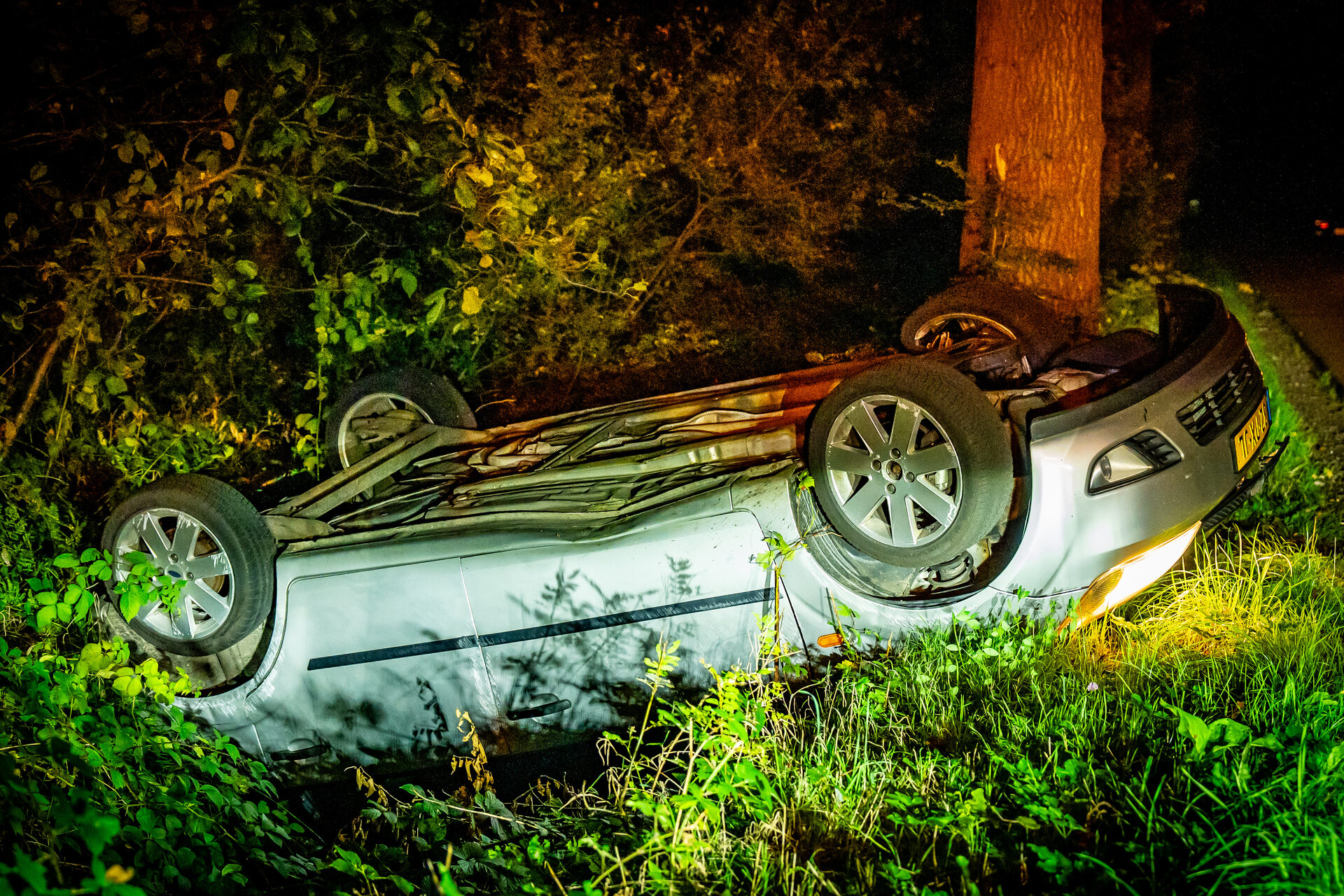 Automobilist onder invloed botst tegen boom en belandt op kop in sloot