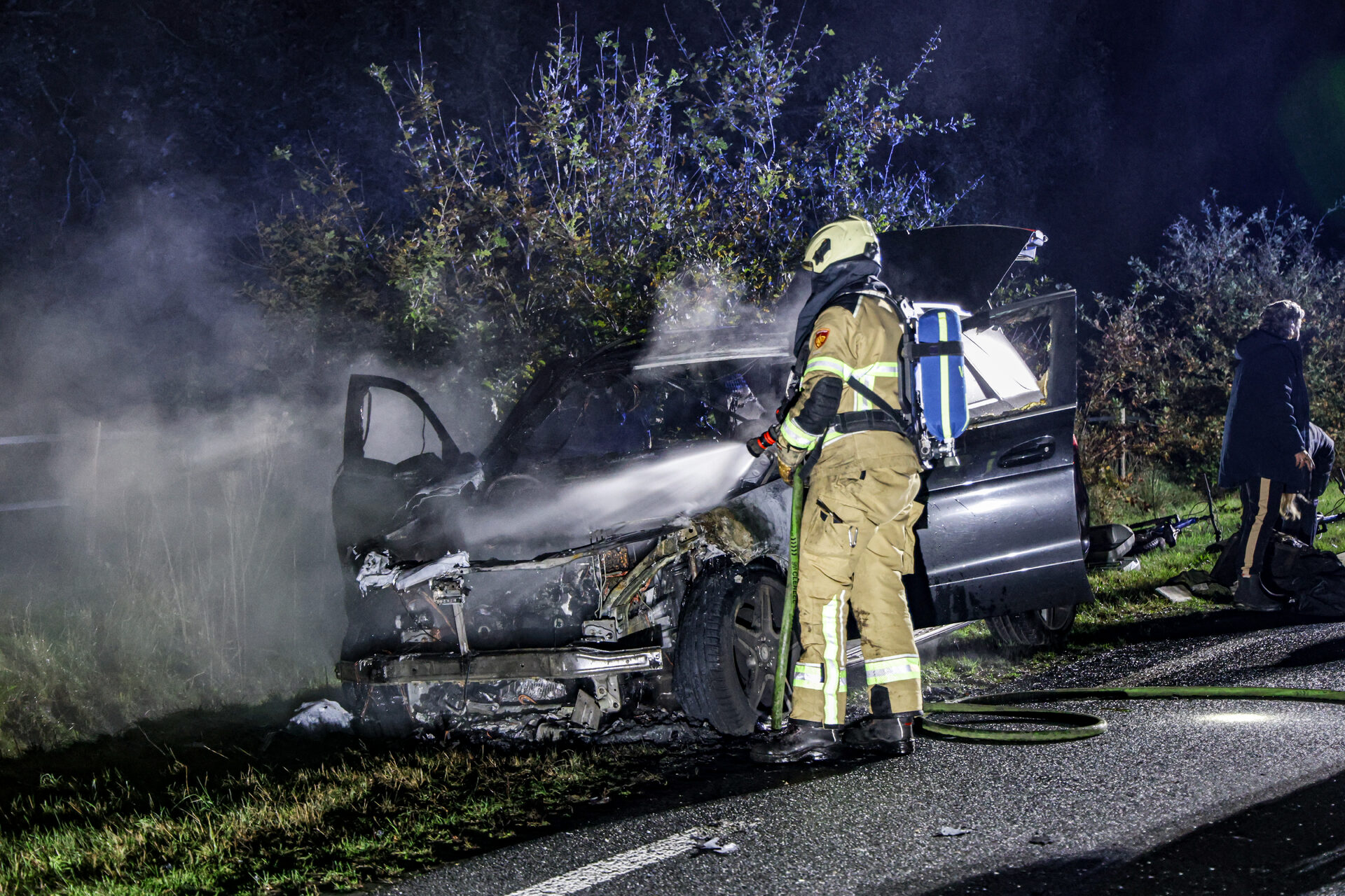 Auto met gezin vliegt tijdens rijden in brand