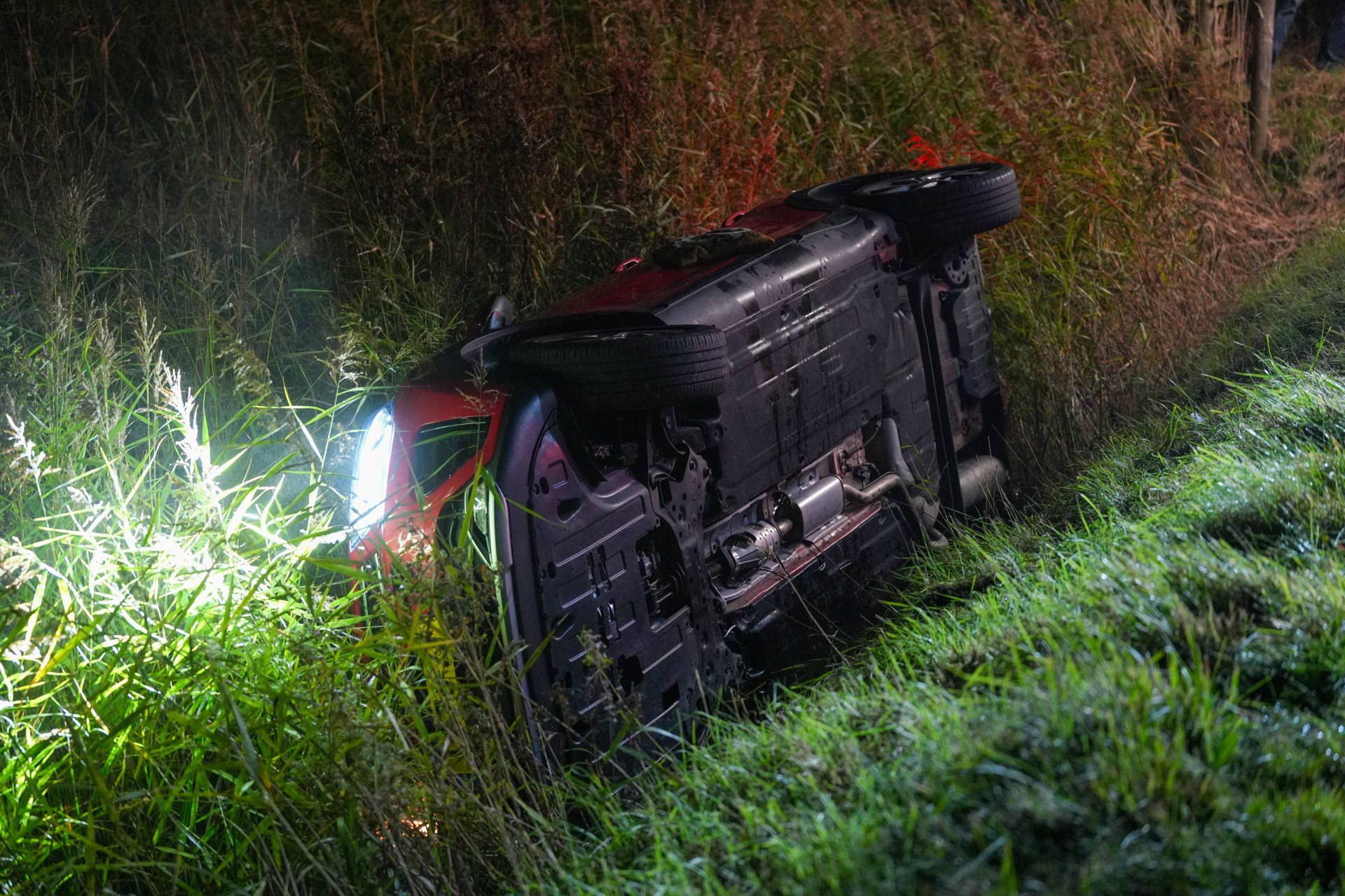 Bestuurder naar ziekenhuis nadat auto in sloot belandt