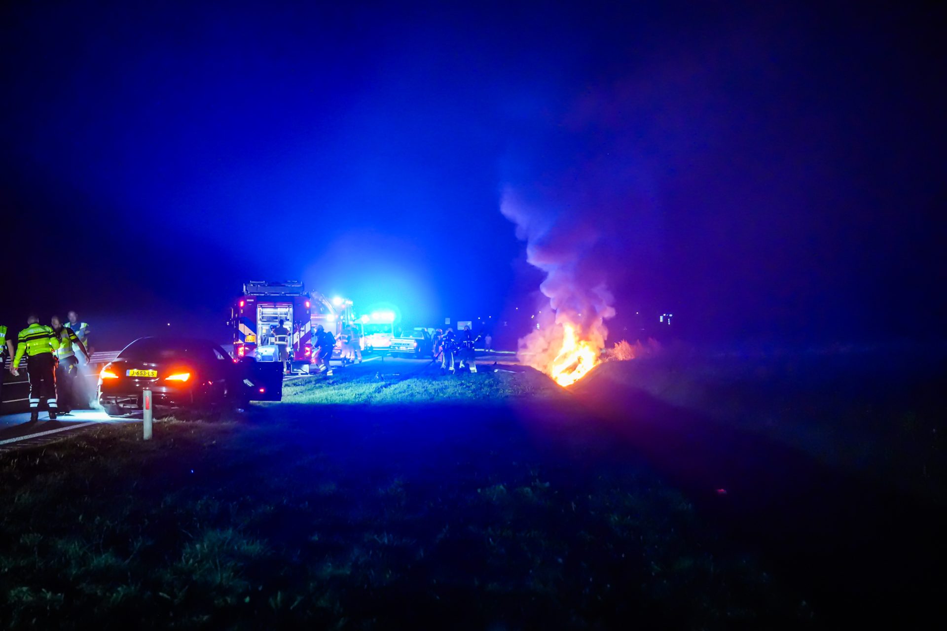 Auto vliegt in brand na harde botsing, bestuurder gezocht
