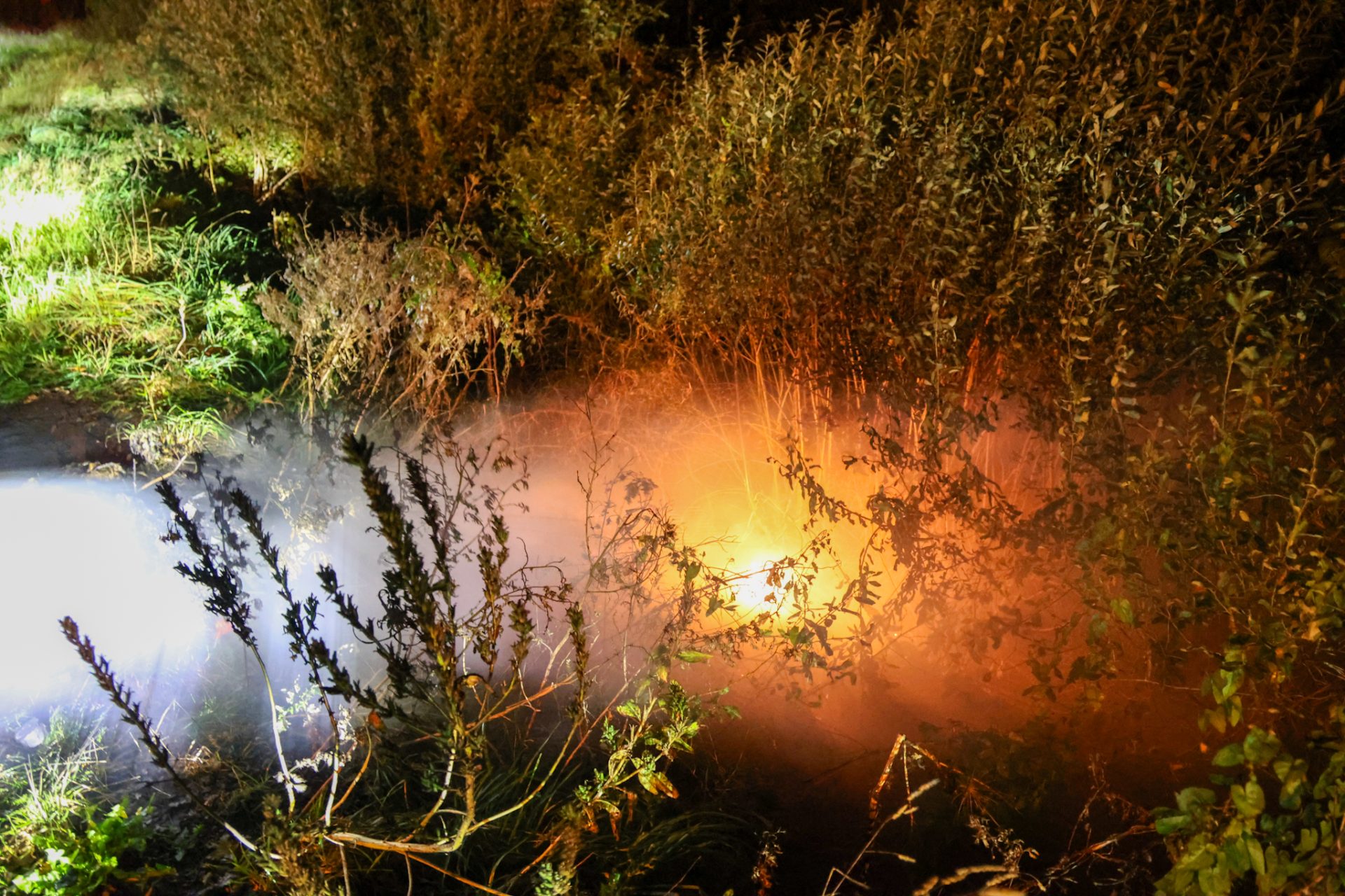 Brandende afvalhoop zorgt voor brand op naastgelegen terrein