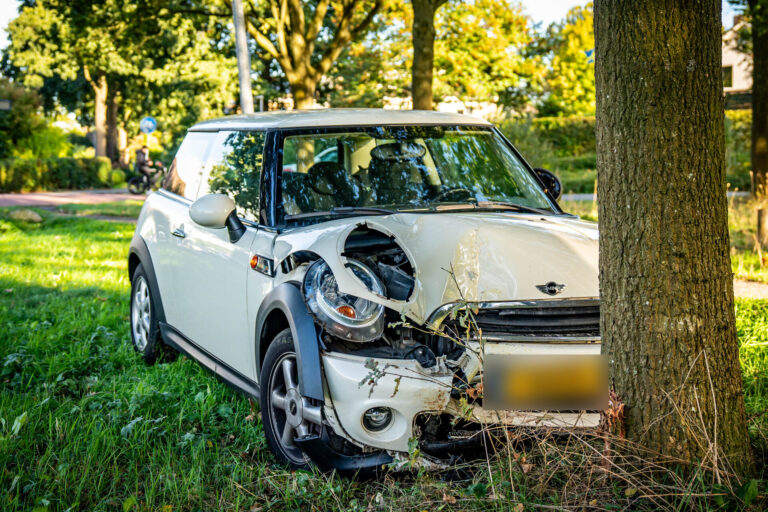 Kind rijdt met auto tegen boom en belandt in ziekenhuis