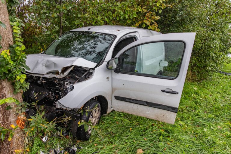 Pakketbezorger gewond na botsing tegen boom