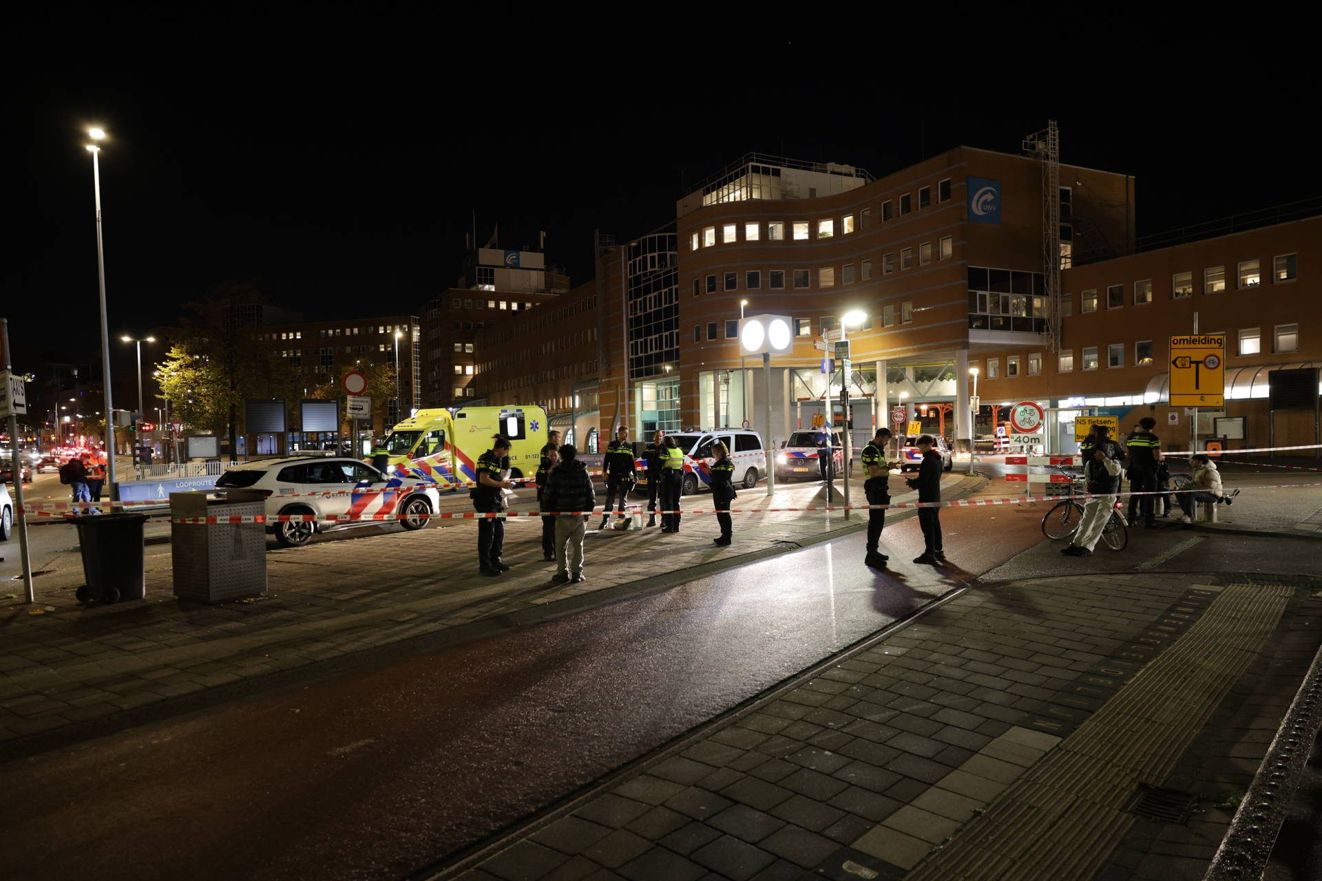 Steekincident bij station, slachtoffer behandeld in ambulance