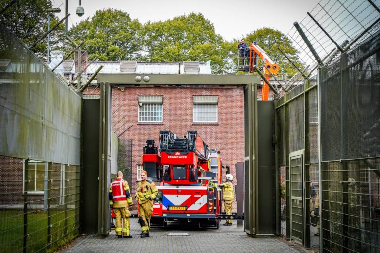 Twee dakwerkers ruim een uur vast in defecte hoogwerker, brandweer redt hen