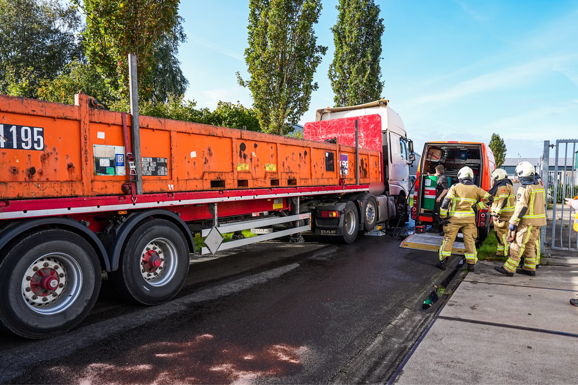 Grote hoeveelheid diesel op straat na ongeval