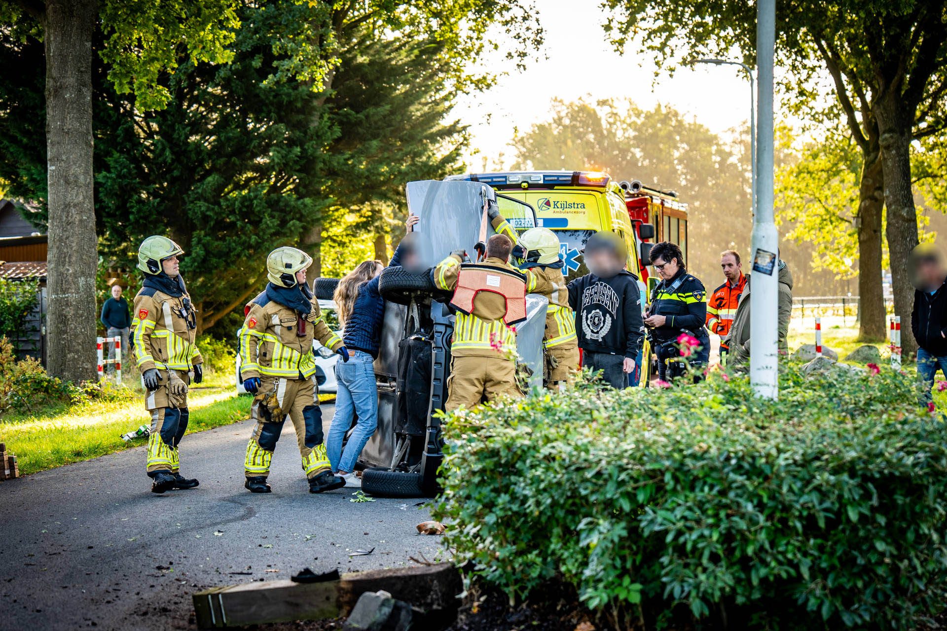 Bestuurder vast in gekantelde brommobiel
