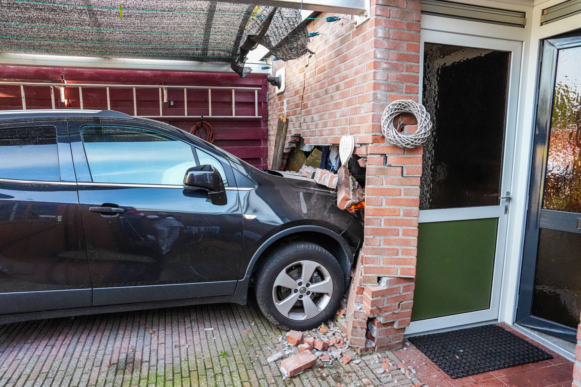 Auto rijdt tegen woning, muur zwaar beschadigd