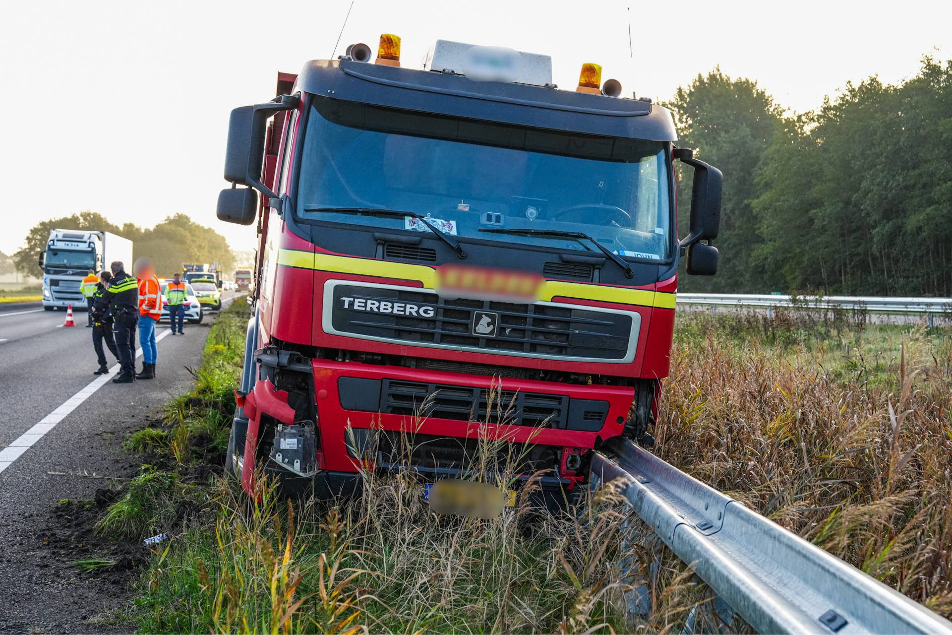 Vrachtwagen botst tegen vangrail, honderd meter vangrail beschadigt