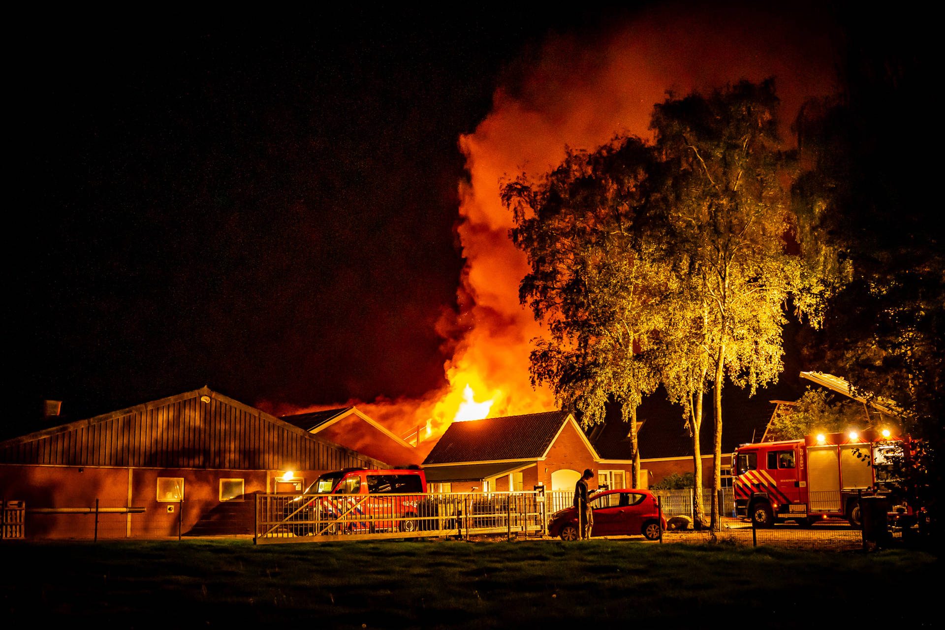 Uitslaande brand verwoest loods achter boerderij, brandweer voert buitenaanval uit
