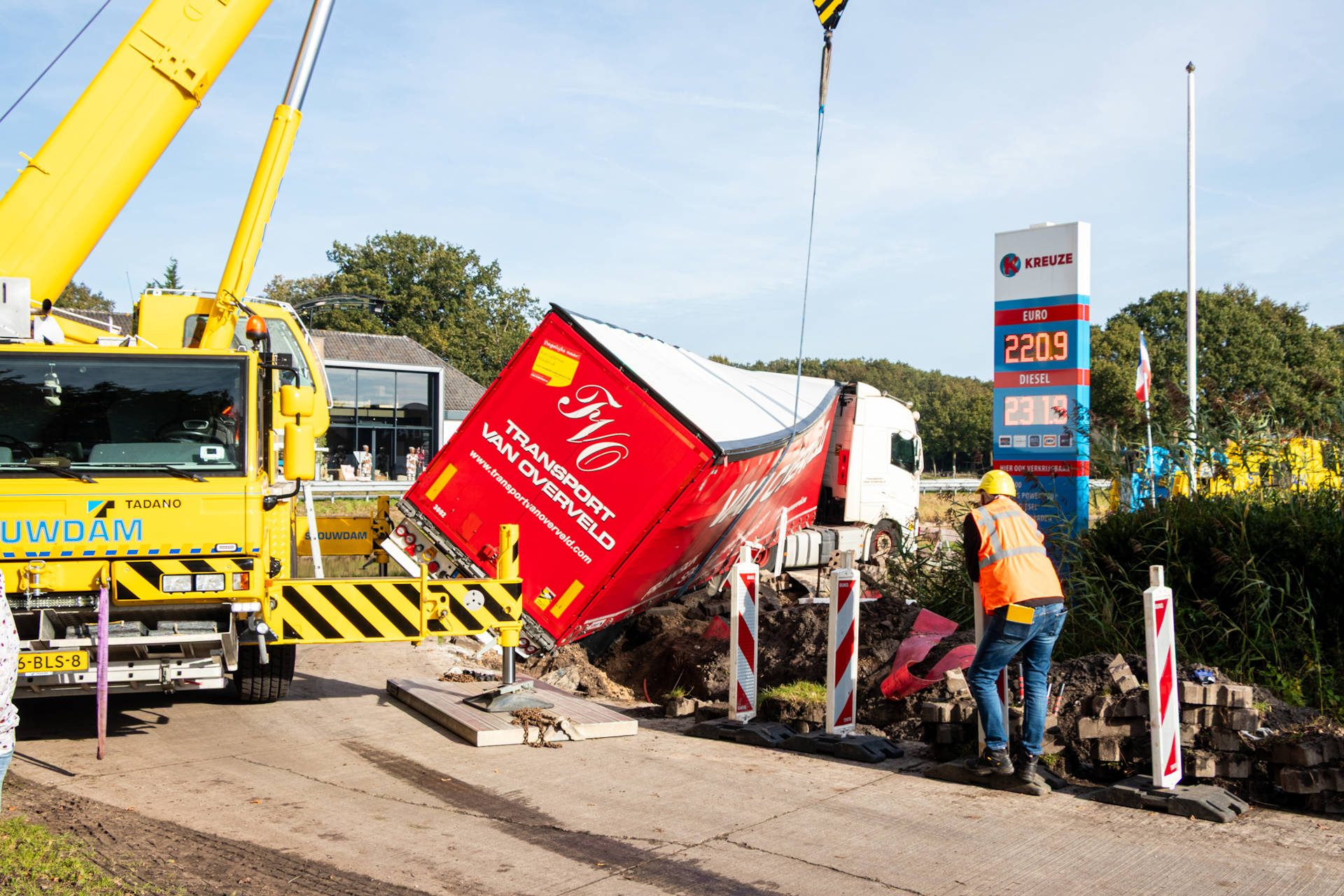 Vrachtwagen met 30 ton stro belandt in berm