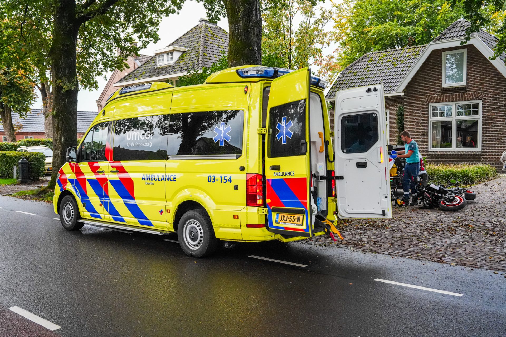 Motorrijder gewond na ongeval, met ambulance naar ziekenhuis gebracht