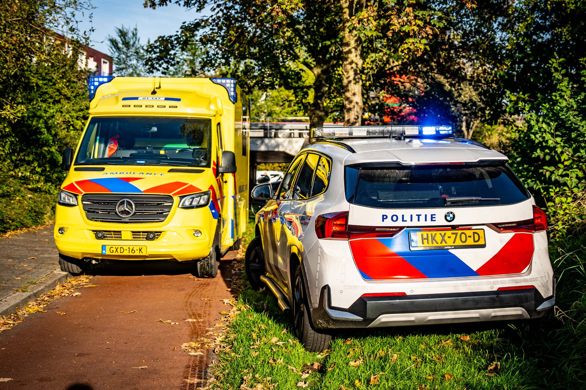 Man ernstig gewond na val, traumahelikopter landt voor medische hulp