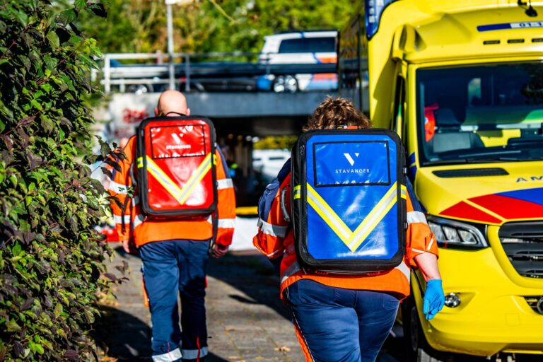 Man ernstig gewond na val, traumahelikopter landt voor medische hulp