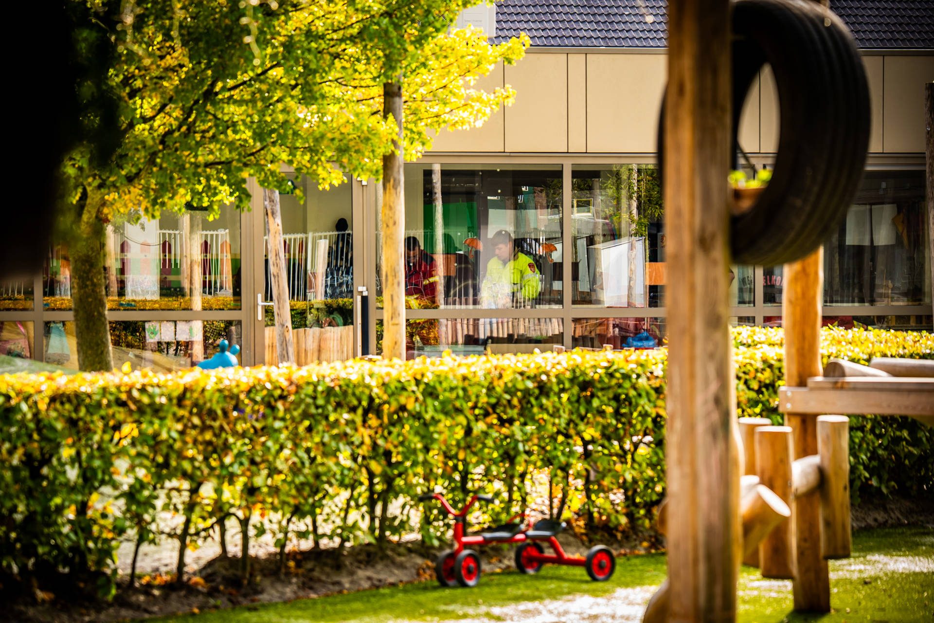 Kind vast tussen spijlen bij kinderopvang