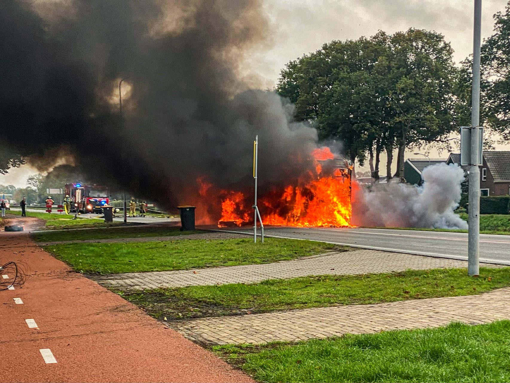 Lijnbus brandt volledig uit, passagiers in veiligheid gebracht