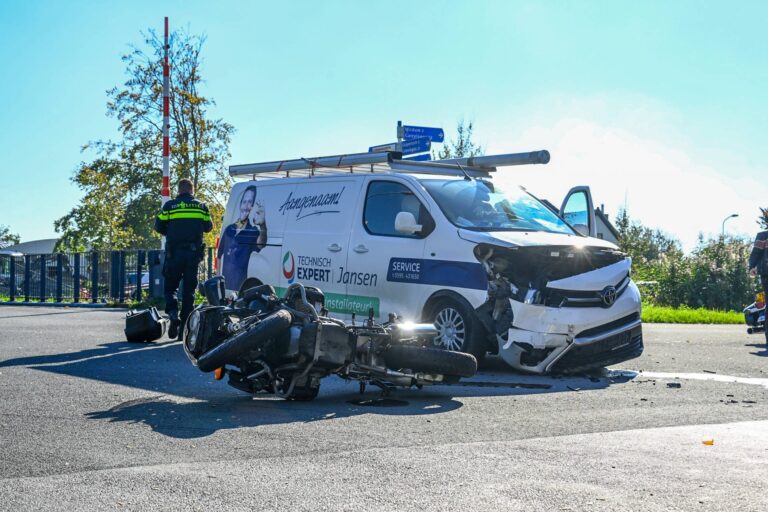 Motorrijder gewond bij botsing met bestelbus