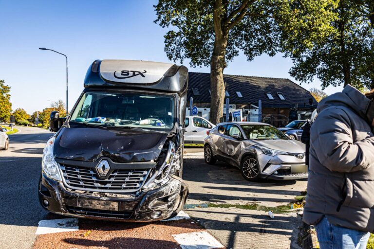 Vrachtwagen met paardentrailer betrokken bij botsing met twee auto’s