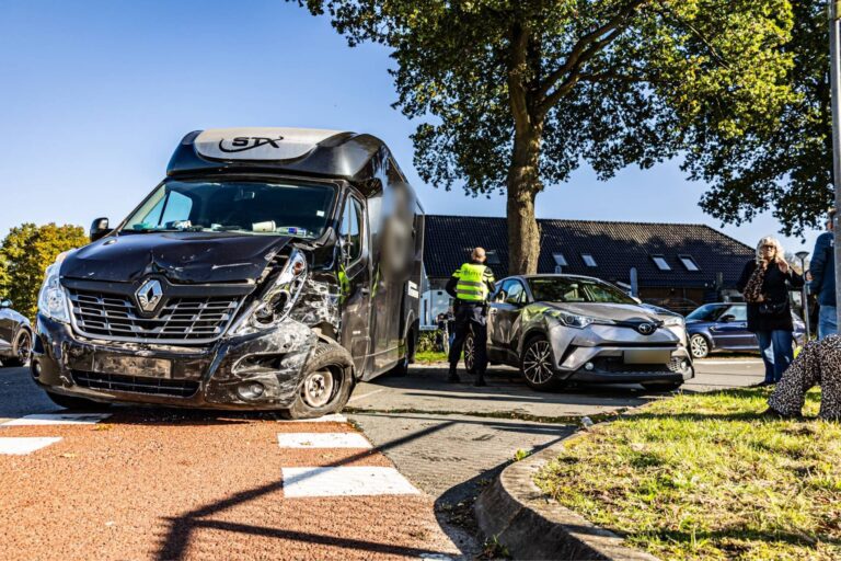 Vrachtwagen met paardentrailer betrokken bij botsing met twee auto’s