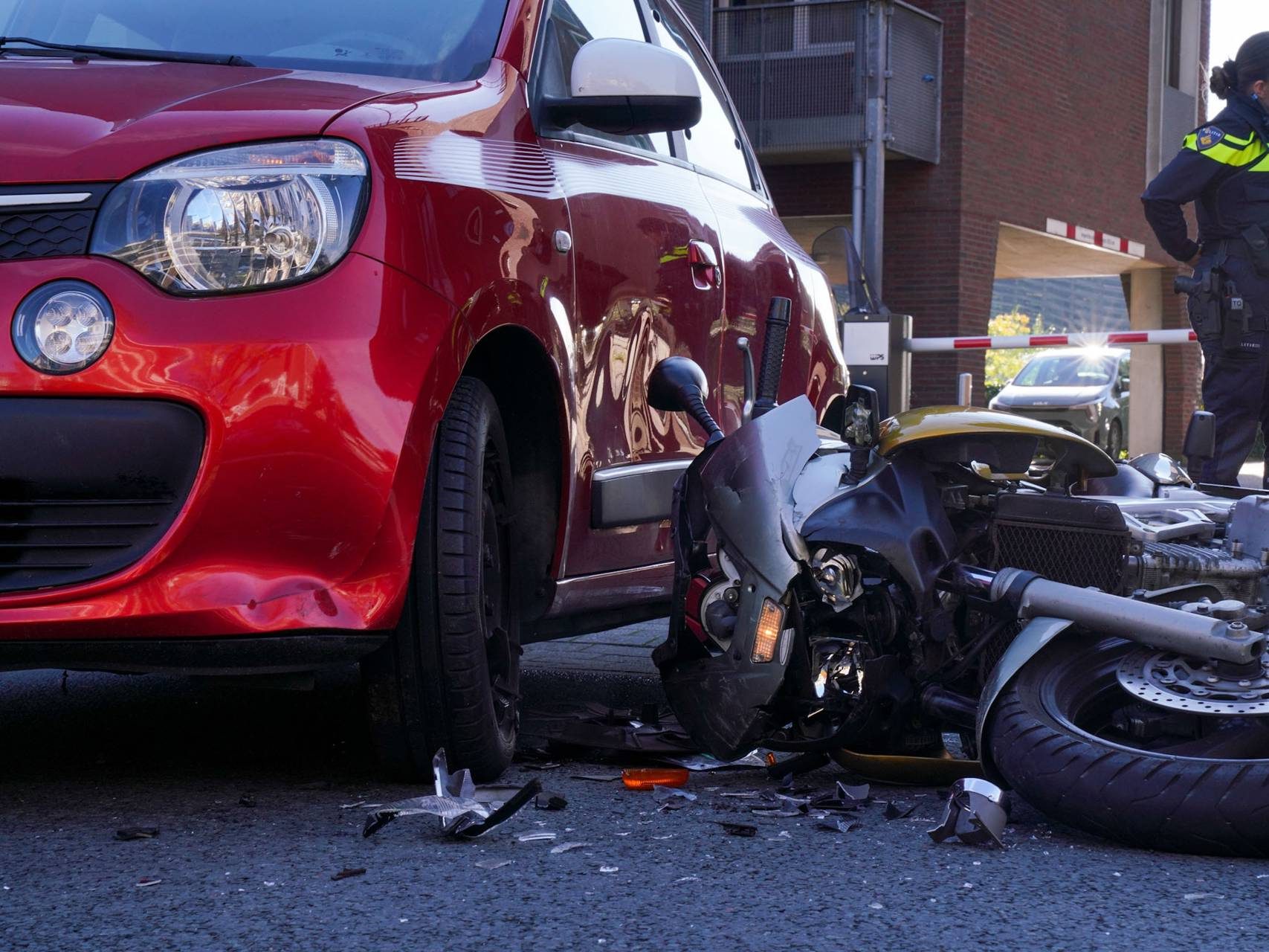Motorrijder aangereden nadat automobilist hem volledig over het hoofd ziet