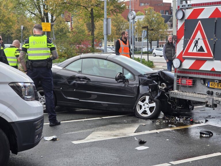 Auto botst op voertuig van verkeersafzetting