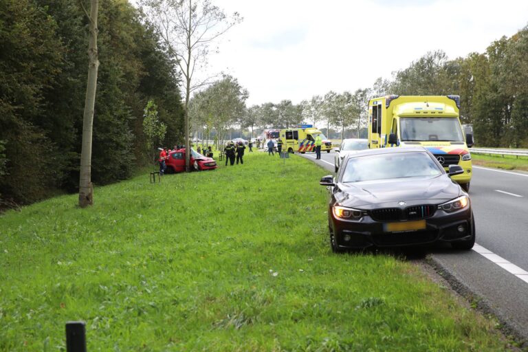 Auto botst tegen boom en belandt in sloot, traumahelikopter opgeroepen
