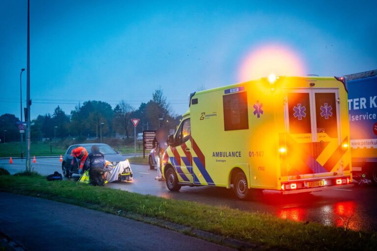 Jongen op fiets hard geraakt door auto