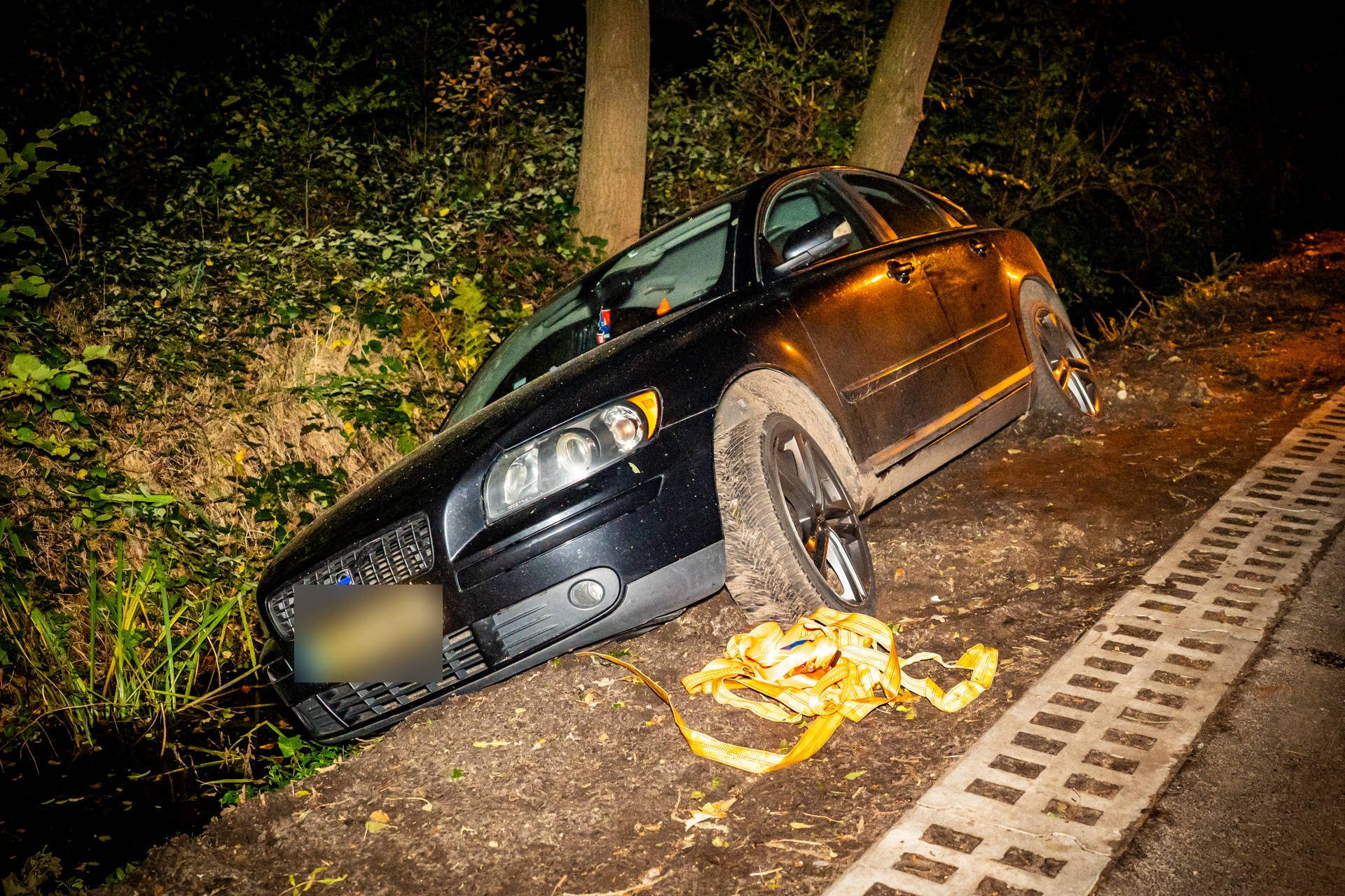 Automobilist mist bocht en belandt op rand van sloot