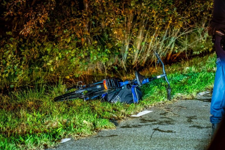 Hulpdiensten halen jongen na fietsongeluk uit sloot