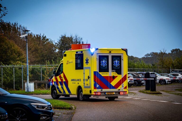 UPDATE: Drie bemanningsleden gewond op stuurloos schip in woeste zee