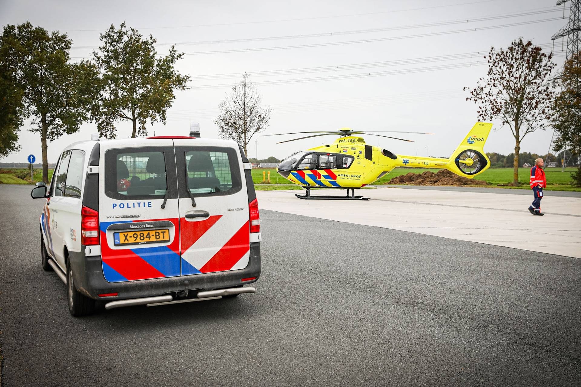 Traumahelikopter landt bij tankstation