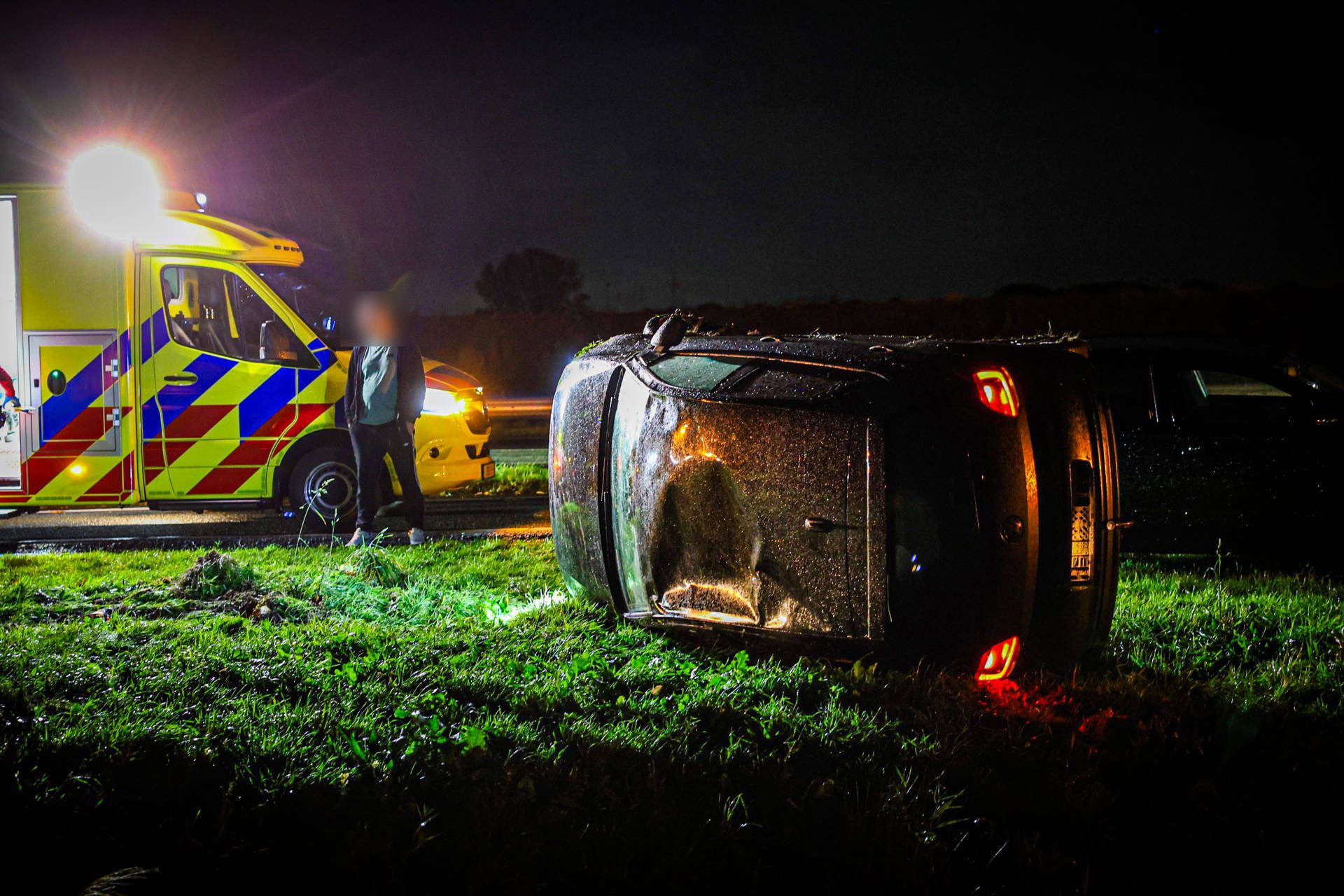 Auto slaat over de kop bij ongeval op snelweg