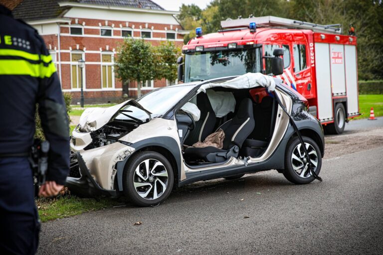 Automobilist zwaargewond na frontale botsing tegen boom