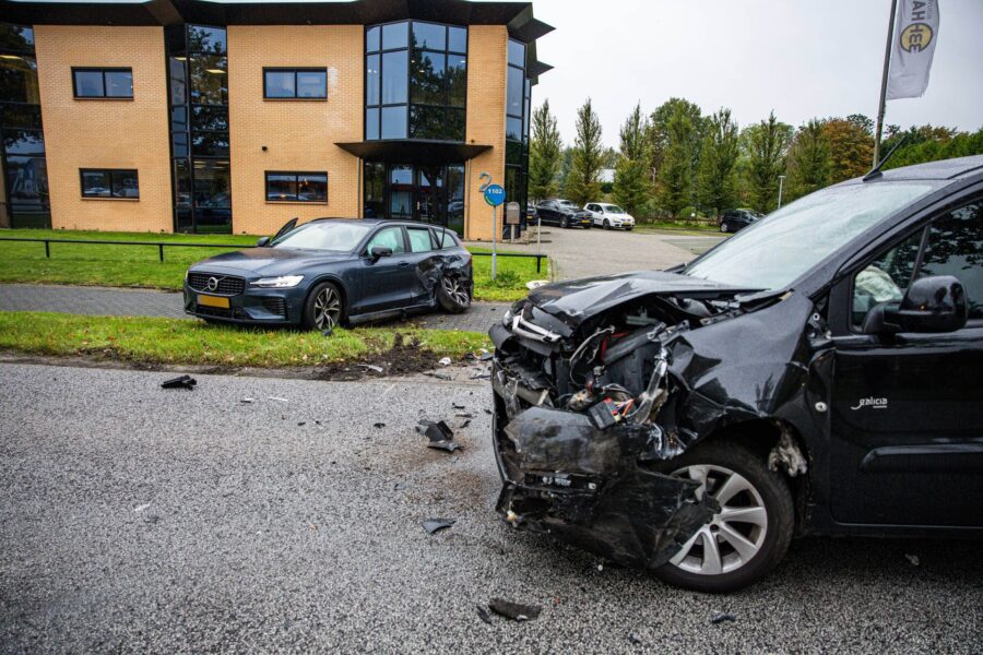 Flinke schade bij botsing tussen twee auto’s op kruising