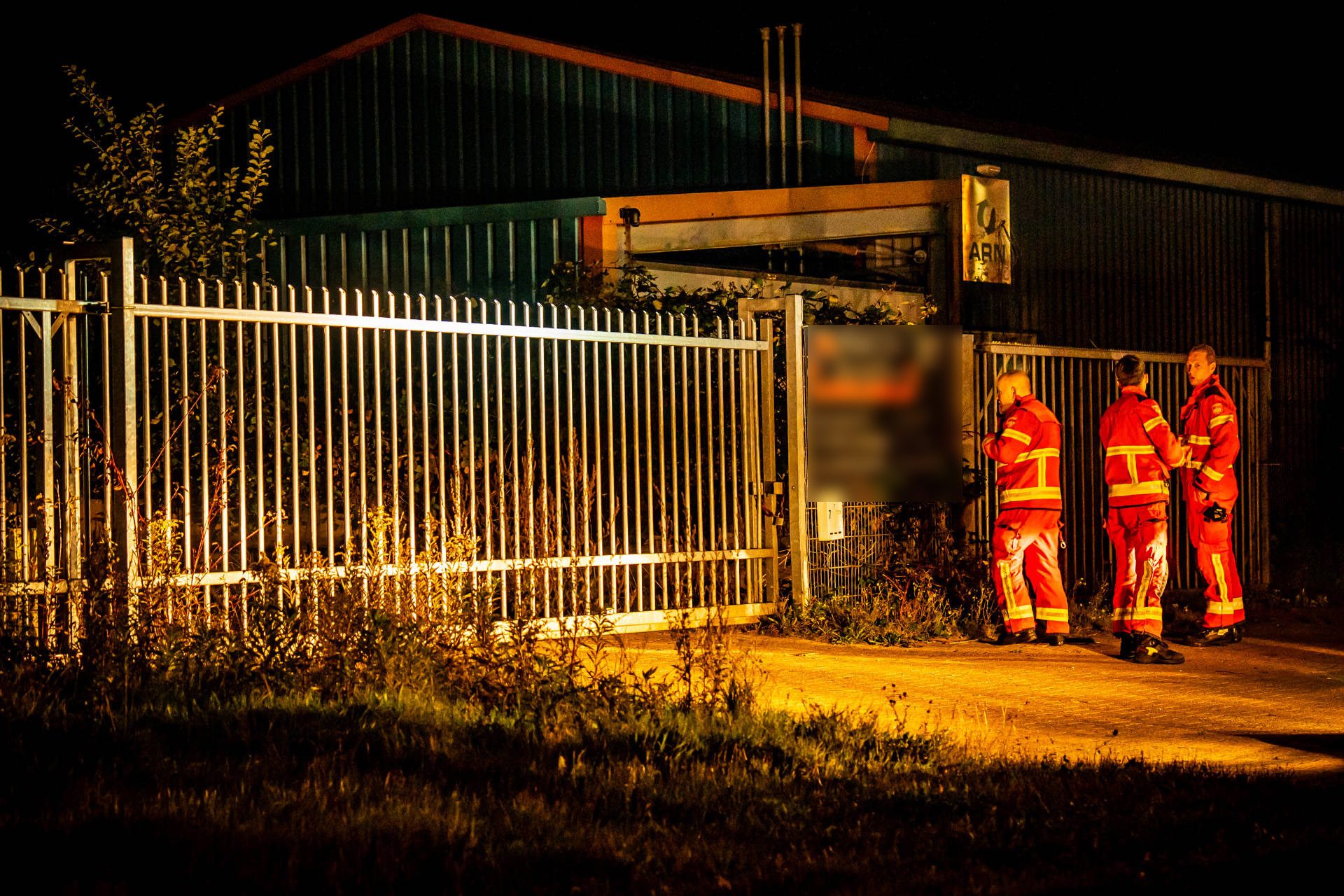 Vreemde lucht bij autobedrijf, brandweer doet onderzoek