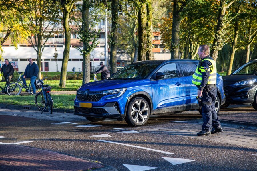 Fietsster naar ziekenhuis na aanrijding met auto