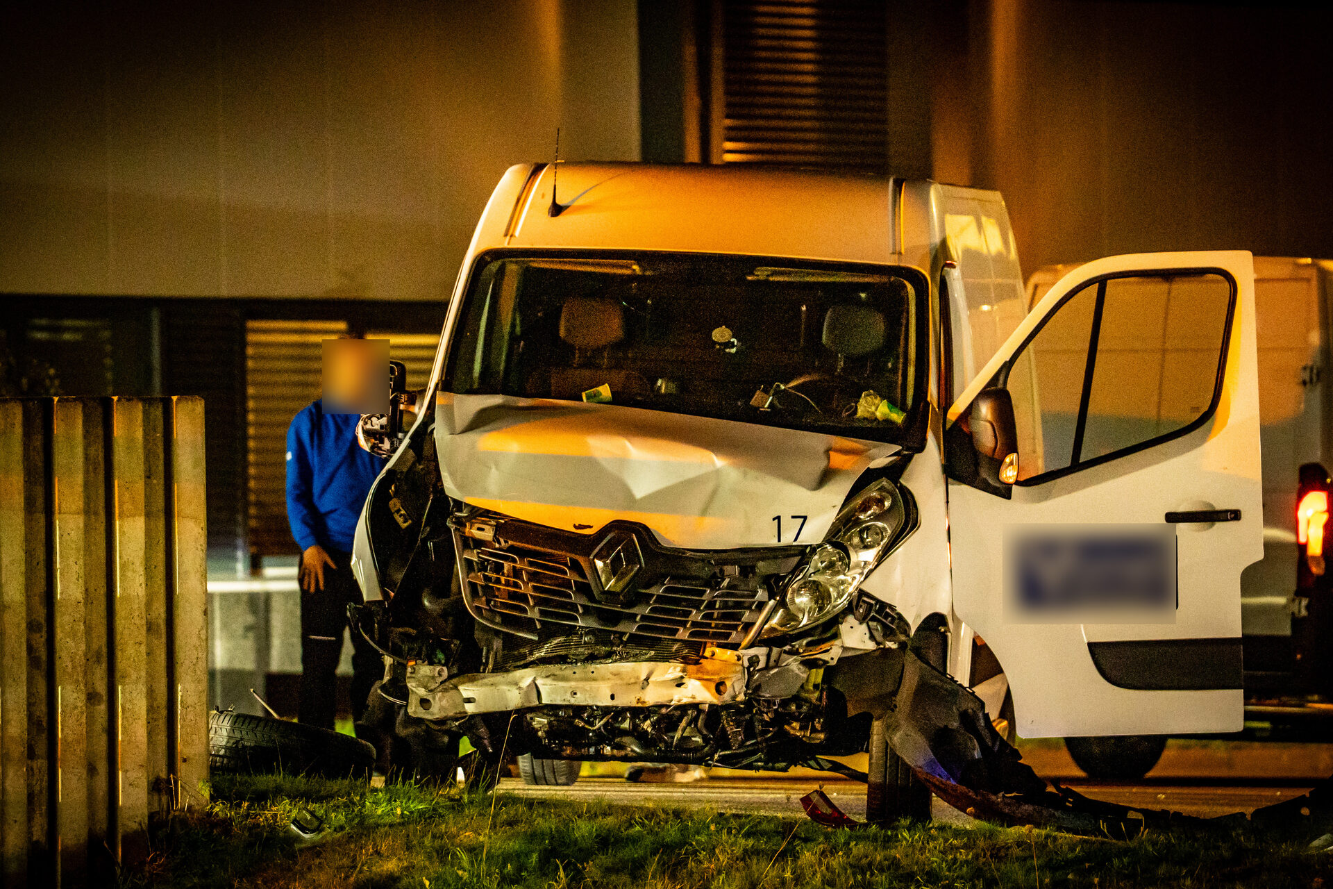Flinke schade bij botsing tussen bestelbus en auto