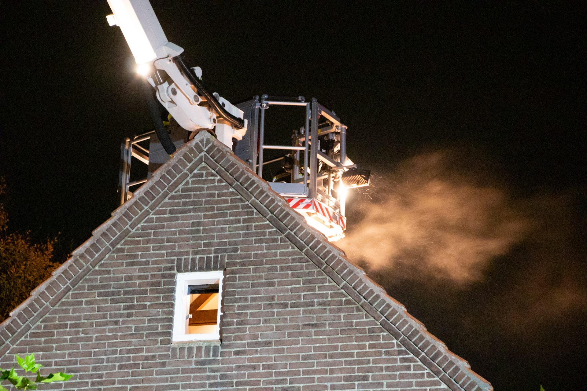 Schoorsteen van woning vliegt in brand