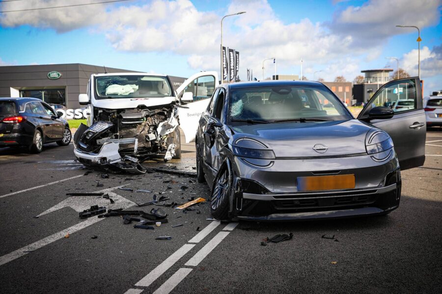 Twee auto’s fors beschadigd bij verkeersongeval