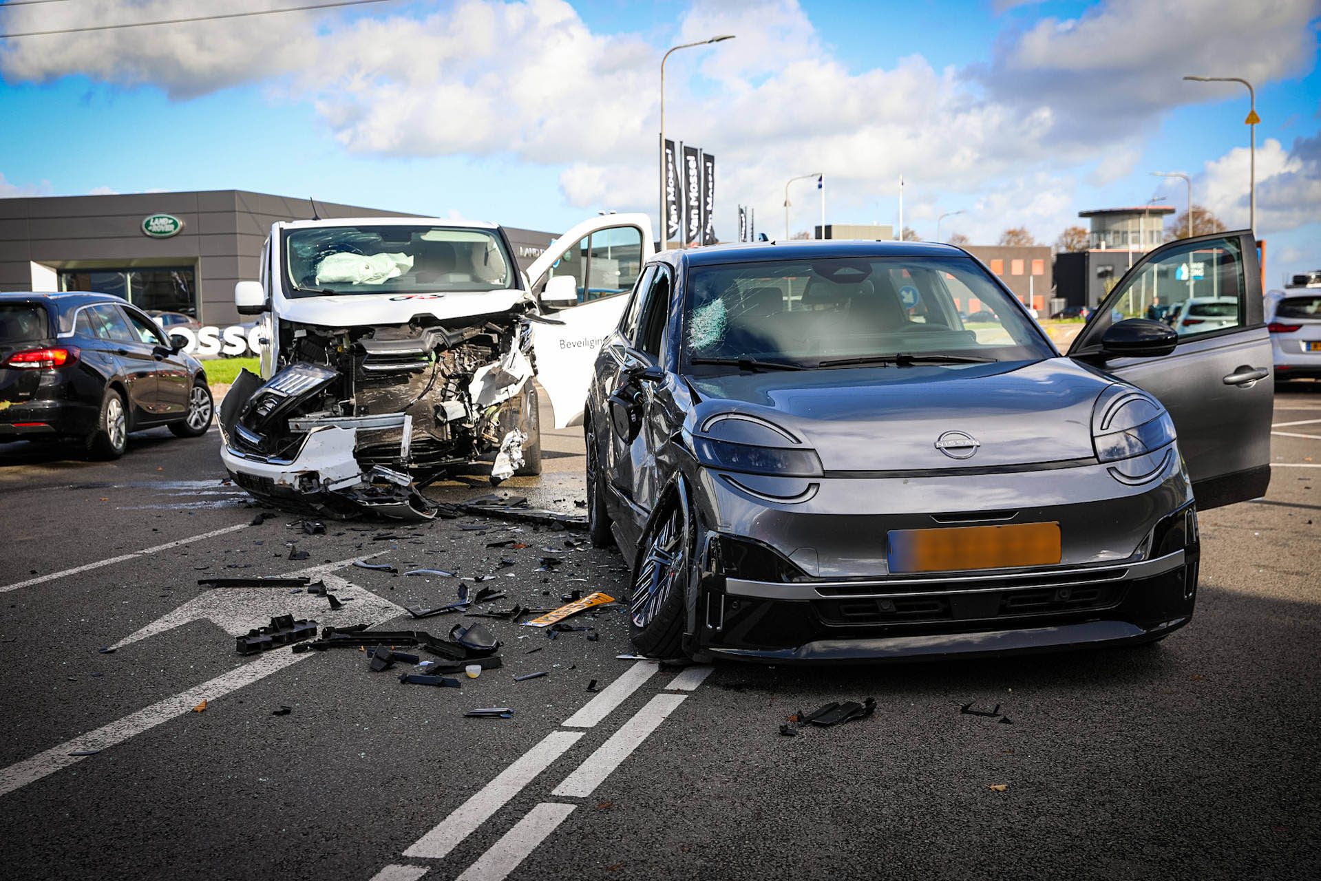 Twee auto’s fors beschadigd bij verkeersongeval